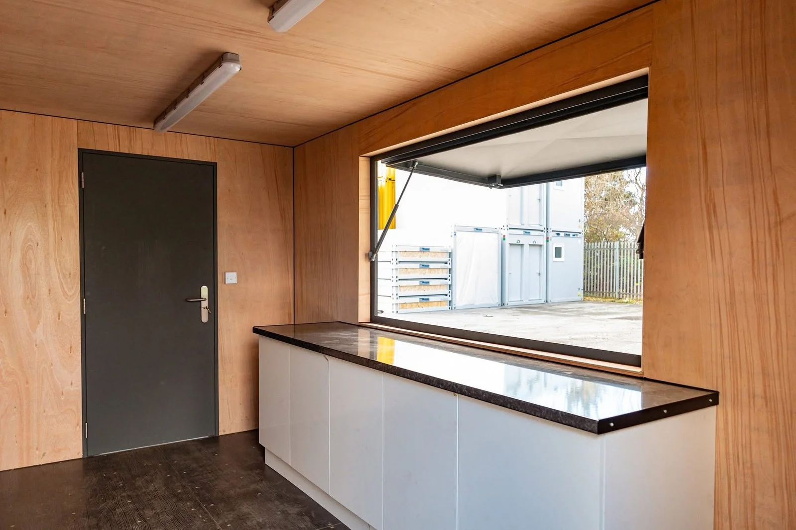 20ft Customised Container Kiosk - Fully Converted & Ready to Use - photo 2