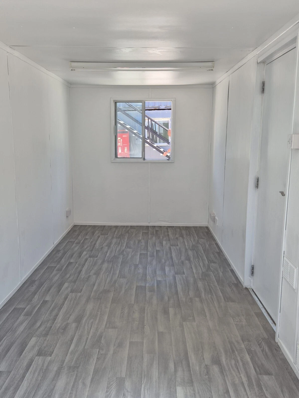 20ft x 8ft Mobile Office Container - Open Plan Workspace - photo 4