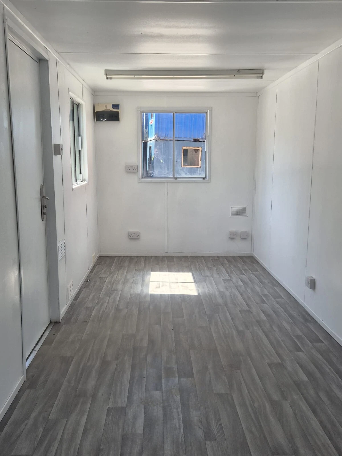 20ft x 8ft Mobile Office Container - Open Plan Workspace - photo 3