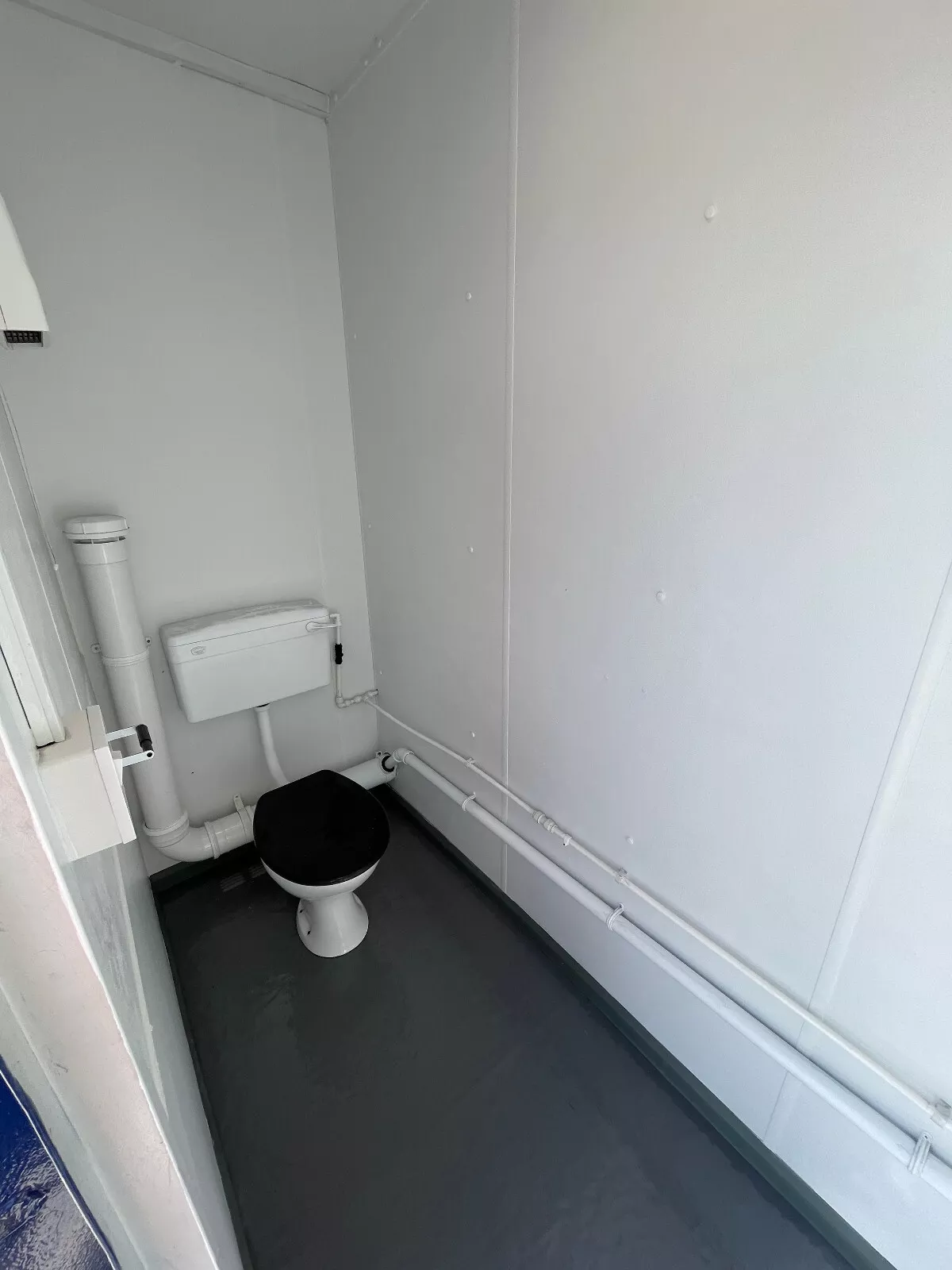 16ft x 9ft 3 + 1 Toilet Block Shipping Container - photo 2