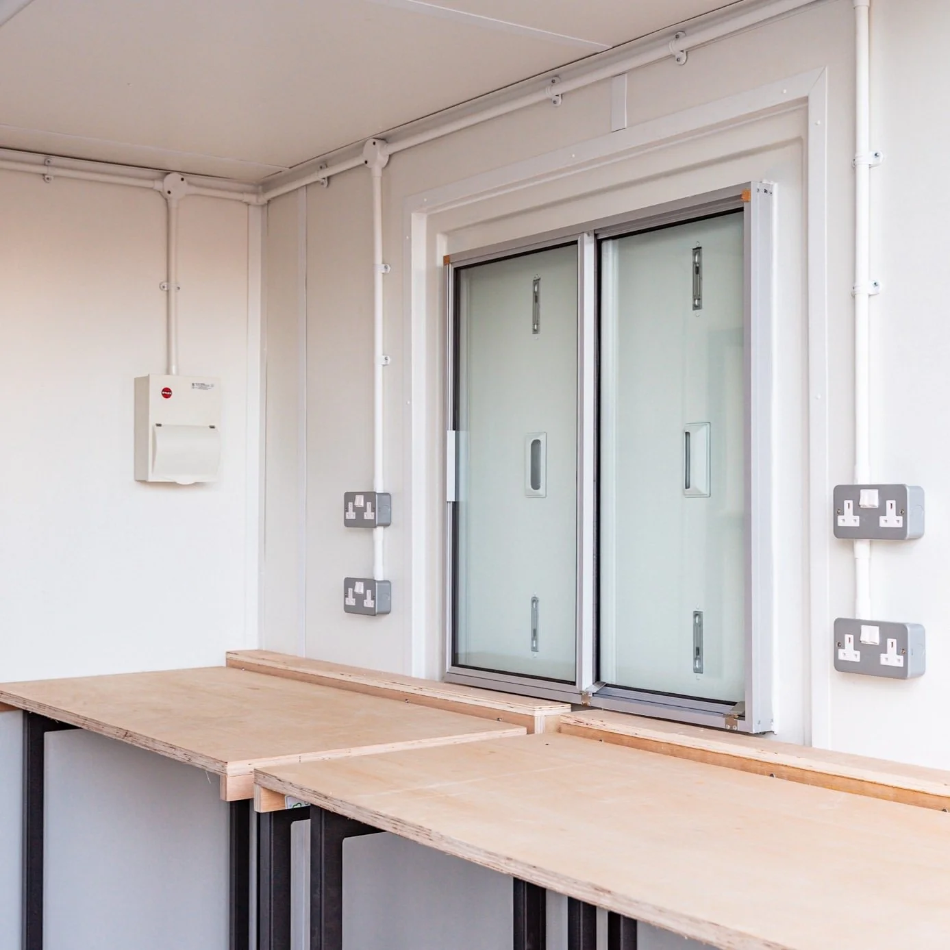 10ft Custom Workshop/Office Shipping Container - photo 3