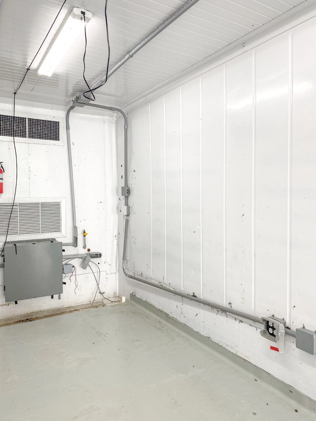 40 Foot High Cube Insulated Shipping Container with 5 Ton Bard HVAC - photo 4
