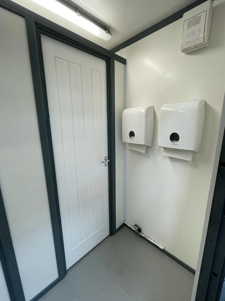 20ft x 8ft Shipping Container Toilet Block - photo 6