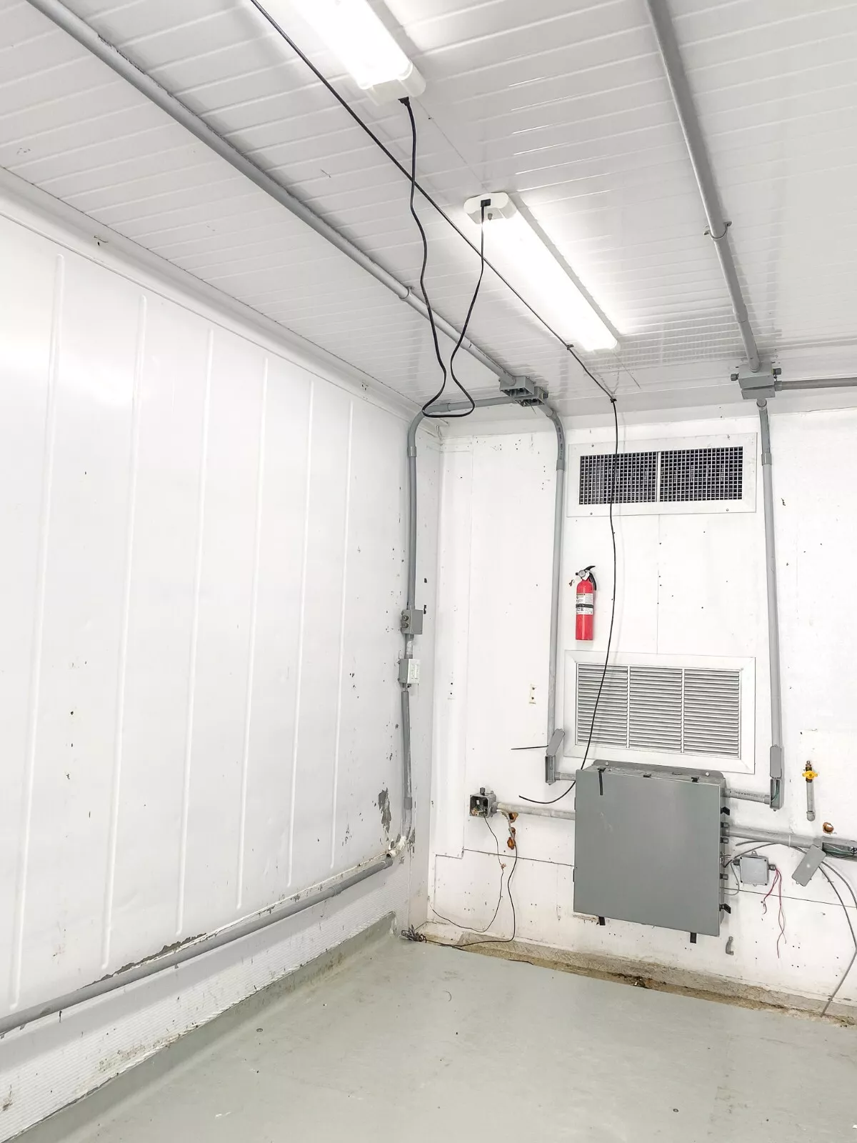 40 Foot High Cube Insulated Shipping Container with 5 Ton Bard HVAC - photo 3